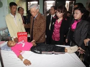阮富仲总书记探访越南中央儿童医院